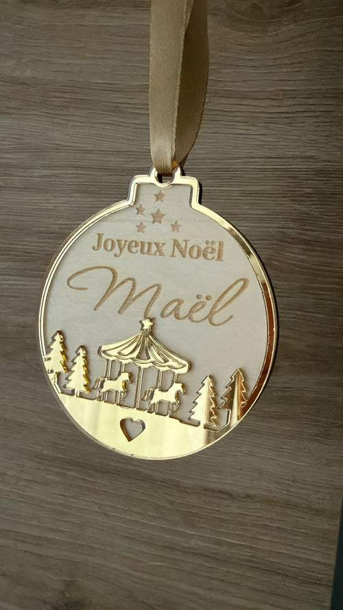 Boule de Noël avec prénom, carrousel et détails dorés