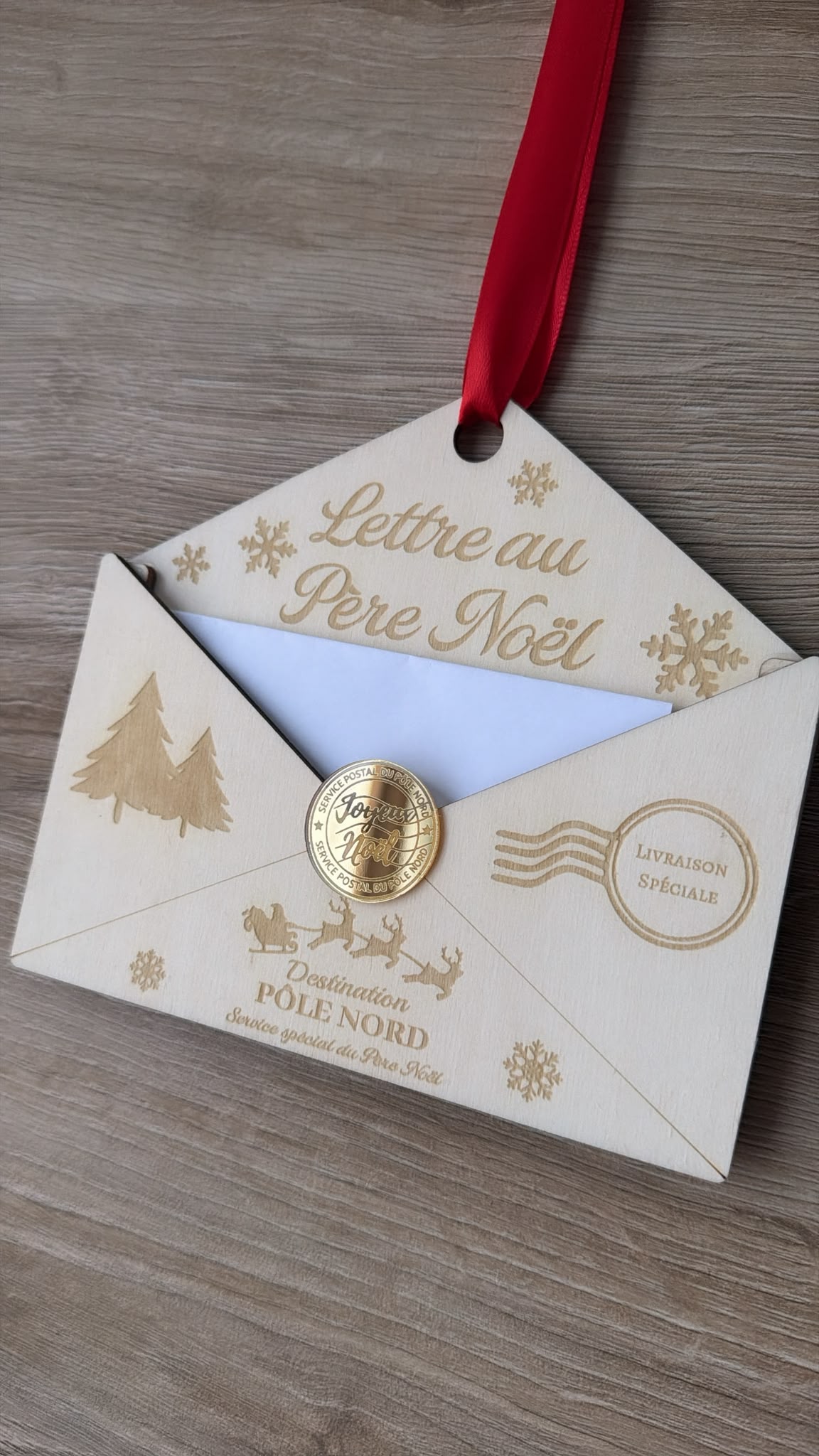 Lettre au Père Noël en forme d’enveloppe avec ruban rouge et détails dorés